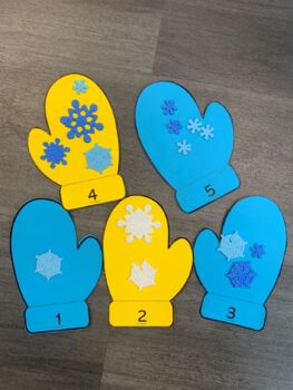 Preview of Counting Snowflakes on Mittens *Editable*