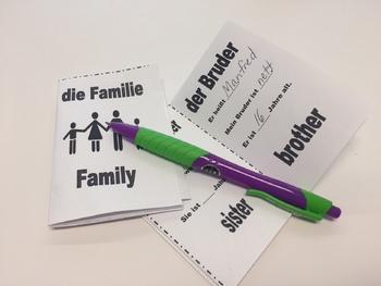 Preview of Family in German - Foldable Mini Booklet