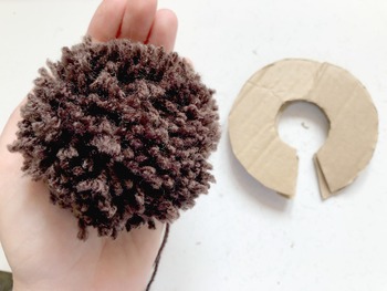Sløset lække Pris How to make a Pom Pom with Cardboard - Template & Instructions by Red Ted  Art